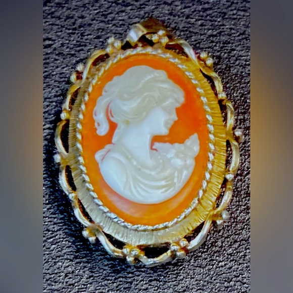 VANDA Signed Vintage Solid Perfume Locket/Pendant Necklace.USA.60s - Picture 1 of 3